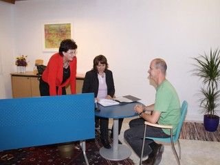 Mit Ausnahme des Kartenvorverkaufs bietet das Murdorfer Bürgerservicebüro dasselbe Service wie das Hauptbüro im Rathaus. Mit Ausnahme des Kartenvorverkaufs bietet das Murdorfer Bürgerservicebüro dasselbe Service wie das Hauptbüro im Rathaus.