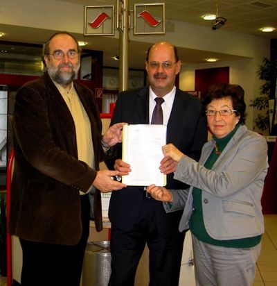 Überreichung der Unterschriftenlisten gegen die Schließung der Bank Austria-Filiale Murdorf Überreichung der Unterschriftenlisten gegen die Schließung der Bank Austria-Filiale Murdorf