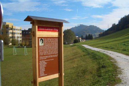 Der neu gestaltete Anni-Leitner-Weg entlang des Kühtürls mit der Gedenktafel Der neu gestaltete Anni-Leitner-Weg entlang des Kühtürls mit der Gedenktafel