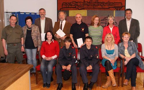 Bgm. Grete Gruber und Oberst Manfred Mayer mit den VertreterInnen der unterstützten Hilfsorganisationen Bgm. Grete Gruber und Oberst Manfred Mayer mit den VertreterInnen der unterstützten Hilfsorganisationen