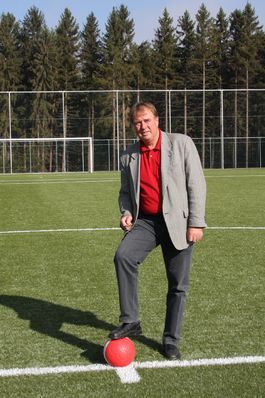 Sportreferent Vizebgm. Kurt Öfler: Ankick zum Kunstrasenzeitalter Sportreferent Vizebgm. Kurt Öfler: Ankick zum Kunstrasenzeitalter