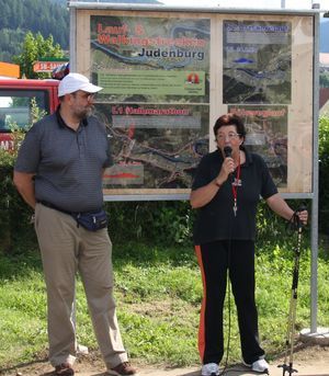 Bgm. Grete Gruber eröffnet die neuen Lauf- und Walkingstrecken Bgm. Grete Gruber eröffnet die neuen Lauf- und Walkingstrecken