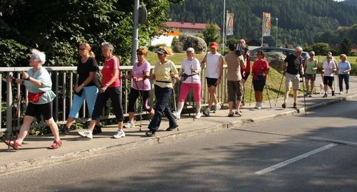 Trotz sommerlicher 30 Grad ließen es sich erfreulich viele Läufer und Walker nicht nehmen das Streckennetz mit einer Murdorfrunde einzuweihen. Trotz sommerlicher 30 Grad ließen es sich erfreulich viele Läufer und Walker nicht nehmen das Streckennetz mit einer Murdorfrunde einzuweihen.