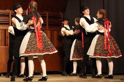 Die Schülertanzgruppe Hajnalcsillag aus Köszeg (Ungarn) Die Schülertanzgruppe Hajnalcsillag aus Köszeg (Ungarn)