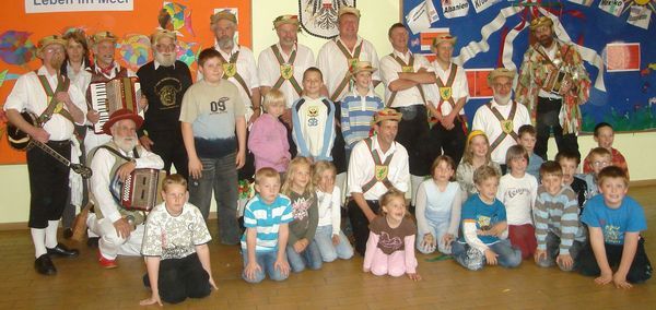 Auch die Volksschüler der Nachmittagsbetreuung hatten viel Spaß mit den Wessex Morris Men. Auch die Volksschüler der Nachmittagsbetreuung hatten viel Spaß mit den Wessex Morris Men.