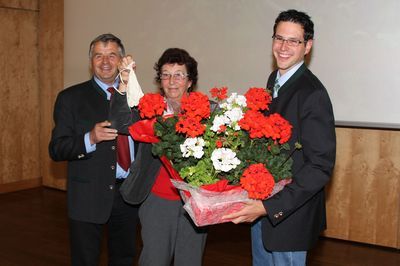 Sogar die Arbeitshandschuhe hat sie bekommen: Bgm. Grete Gruber darf am Hauptplatz zur EM auch florale Flagge zeigen und Pelargonien setzen. v.l.n.r.: Walter Galla, Bgm. Grete Gruber, Reinhard Galla. Sogar die Arbeitshandschuhe hat sie bekommen: Bgm. Grete Gruber darf am Hauptplatz zur EM auch florale Flagge zeigen und Pelargonien setzen. v.l.n.r.: Walter Galla, Bgm. Grete Gruber, Reinhard Galla.