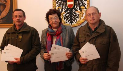 v.l.n.r. Obst. Manfred Mayer, Bgm. Grete Gruber, Vizelt. Alois Driussi v.l.n.r. Obst. Manfred Mayer, Bgm. Grete Gruber, Vizelt. Alois Driussi