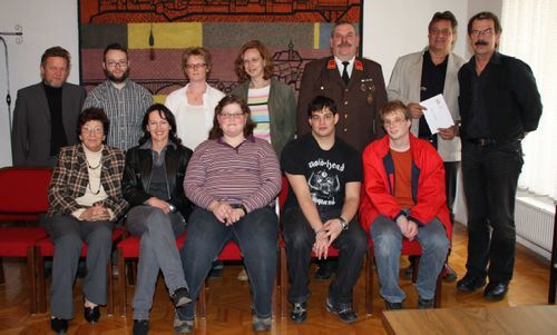 Der Erlös des Fliegerballes 2008 kam karitativen Zwecken zugute und ging an die: (Lebenshilfe, Allgemeine Sonderschule, Rotes Kreuz, Verein für psychische und soziale Lebensberatung, Volkshilfe, Freiwillige Feuerwehr Jdbg Simultania Liechtenstein) Der Erlös des Fliegerballes 2008 kam karitativen Zwecken zugute und ging an die: (Lebenshilfe, Allgemeine Sonderschule, Rotes Kreuz, Verein für psychische und soziale Lebensberatung, Volkshilfe, Freiwillige Feuerwehr Jdbg Simultania Liechtenstein)