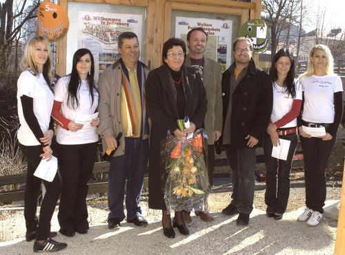 HAK-Projekt1.jpg: v.l.n.r.: Nicole Peischler, Stefanie Steinköln, Mag. Peter Raffalt, Bgm. Grete Gruber, Ing. Thomas Kolland, Helfried Kreiter, Maria Kleemaier, Carina Schönhart. Foto: Söllradl HAK-Projekt1.jpg: v.l.n.r.: Nicole Peischler, Stefanie Steinköln, Mag. Peter Raffalt, Bgm. Grete Gruber, Ing. Thomas Kolland, Helfried Kreiter, Maria Kleemaier, Carina Schönhart. Foto: Söllradl