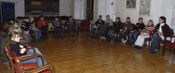 Die Mitglieder des Judenburger Kindergemeinderates warten gespannt auf das Aussehen ihres Kindergemeinderatslogos Die Mitglieder des Judenburger Kindergemeinderates warten gespannt auf das Aussehen ihres Kindergemeinderatslogos