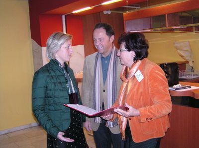 Bgm. Grete Gruber und 2. Vizebgm. Ing. Wolfgang Toperczer übergaben an Landesrätin Mag. Kristina Edlinger-Ploder eine Petition, in der sie dieser das große Judenburger Interesse an einer raschen Sanierung bzw. einem raschen Neubau der Murbrücke näher brachten Bgm. Grete Gruber und 2. Vizebgm. Ing. Wolfgang Toperczer übergaben an Landesrätin Mag. Kristina Edlinger-Ploder eine Petition, in der sie dieser das große Judenburger Interesse an einer raschen Sanierung bzw. einem raschen Neubau der Murbrücke näher brachten