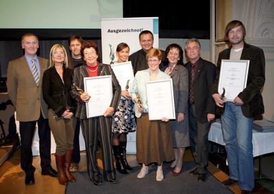 OrganisatorInnen und GewinnerInnen des Steirischen Integrationspreises 2007: v.l.n.r.: Stadtgemeinde Judenburg, Pflegezentrum Fohnsdorf, LKH Stolzalpe, P1 Produktions- und Handels GesmbH. (Foto: JobAllianz) OrganisatorInnen und GewinnerInnen des Steirischen Integrationspreises 2007: v.l.n.r.: Stadtgemeinde Judenburg, Pflegezentrum Fohnsdorf, LKH Stolzalpe, P1 Produktions- und Handels GesmbH. (Foto: JobAllianz)