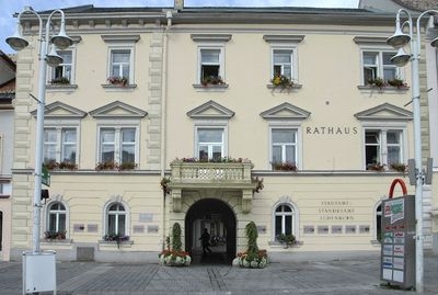 Fotomontage: das Rathaus in den neuen Farben (annähernd) Fotomontage: das Rathaus in den neuen Farben (annähernd)