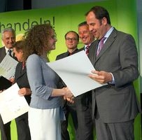 Mag. Eva Volkar nahm für die Stadtgemeinde Judenburg von Umweltminister Josef Pröll die Auszeichnung als Programmpartner entgegen. Mag. Eva Volkar nahm für die Stadtgemeinde Judenburg von Umweltminister Josef Pröll die Auszeichnung als Programmpartner entgegen.