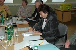 Die Bürgermeisterin Grete Gruber bei der Unterzeichnung der Basisvereinbarung Die Bürgermeisterin Grete Gruber bei der Unterzeichnung der Basisvereinbarung