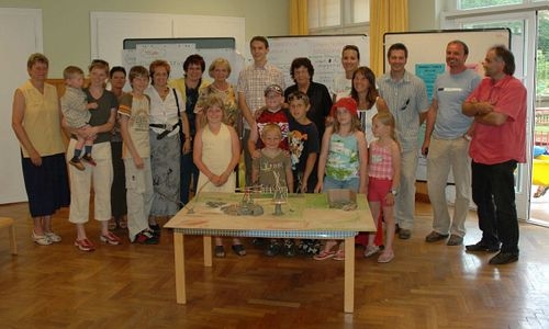 Die planenden Kinder mit Eltern, Bgm. Grete Gruber, Gemeinderätinnen und MitarbeiterInnen der Stadtgemeinde Die planenden Kinder mit Eltern, Bgm. Grete Gruber, Gemeinderätinnen und MitarbeiterInnen der Stadtgemeinde