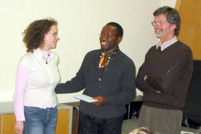 v.l.n.r. Mag. Eva Volkar (Umweltreferat/Eine-Welt-Gruppe), P. Joseph Mumbere Musanga und StR Dr. Franz Bachmann v.l.n.r. Mag. Eva Volkar (Umweltreferat/Eine-Welt-Gruppe), P. Joseph Mumbere Musanga und StR Dr. Franz Bachmann
