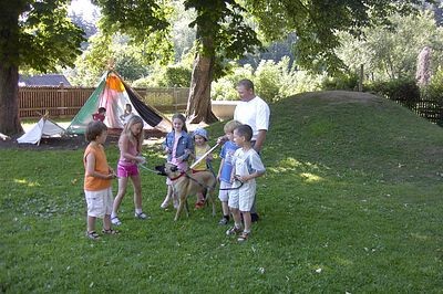Kinder und Hund mit Hundeführer und Zusatzleine Kinder und Hund mit Hundeführer und Zusatzleine