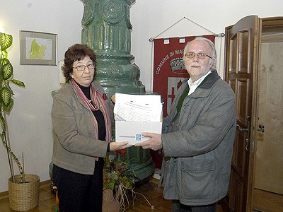 Übergabe der 1.500 Protestunterschriften an Post-Regionalleiter Walter Brünner durch Bgm. Grete Gruber Übergabe der 1.500 Protestunterschriften an Post-Regionalleiter Walter Brünner durch Bgm. Grete Gruber