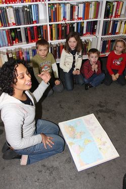 Brasilien Referentin Lorenna Coelho mit Kindern der VS-Stadt Brasilien Referentin Lorenna Coelho mit Kindern der VS-Stadt