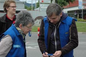 Grete Gruber erhält Unterweisungen in das Expeditionsgerät